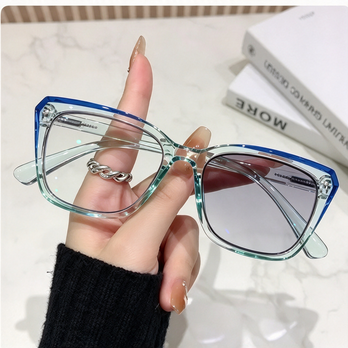 Progressive Photochromic Readers for Women
