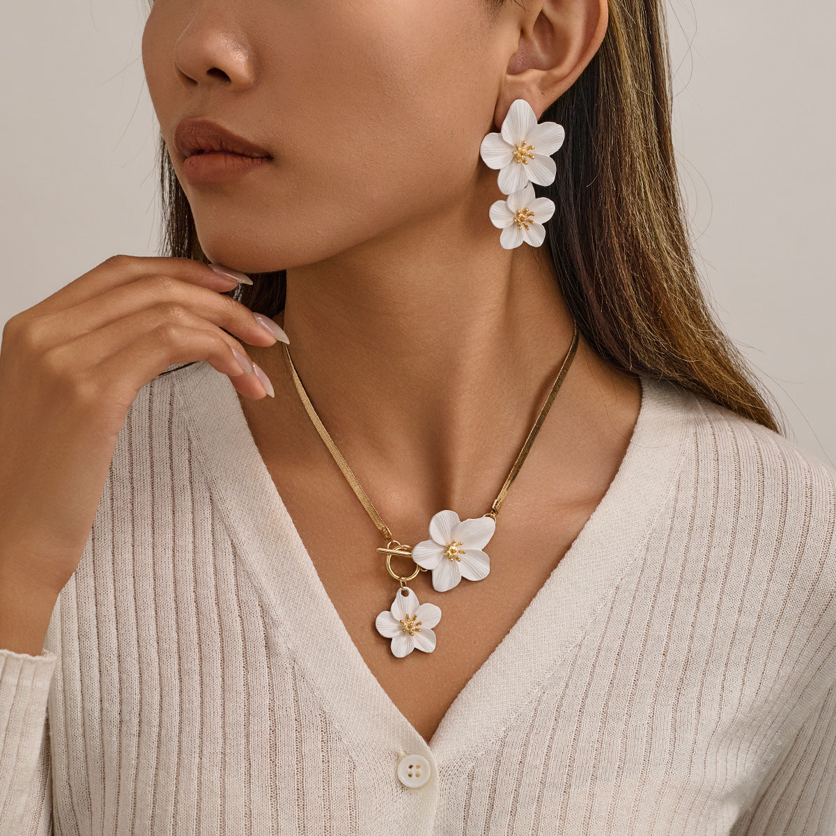Elegant Floral Pendant Necklace and Earring Set