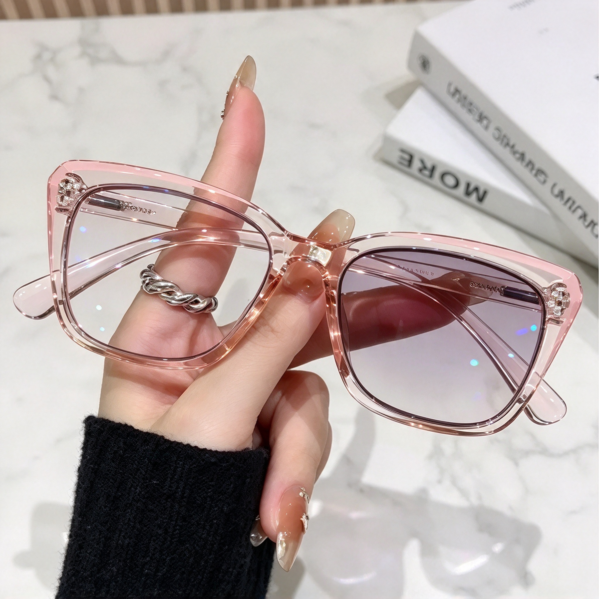 Progressive Photochromic Readers for Women