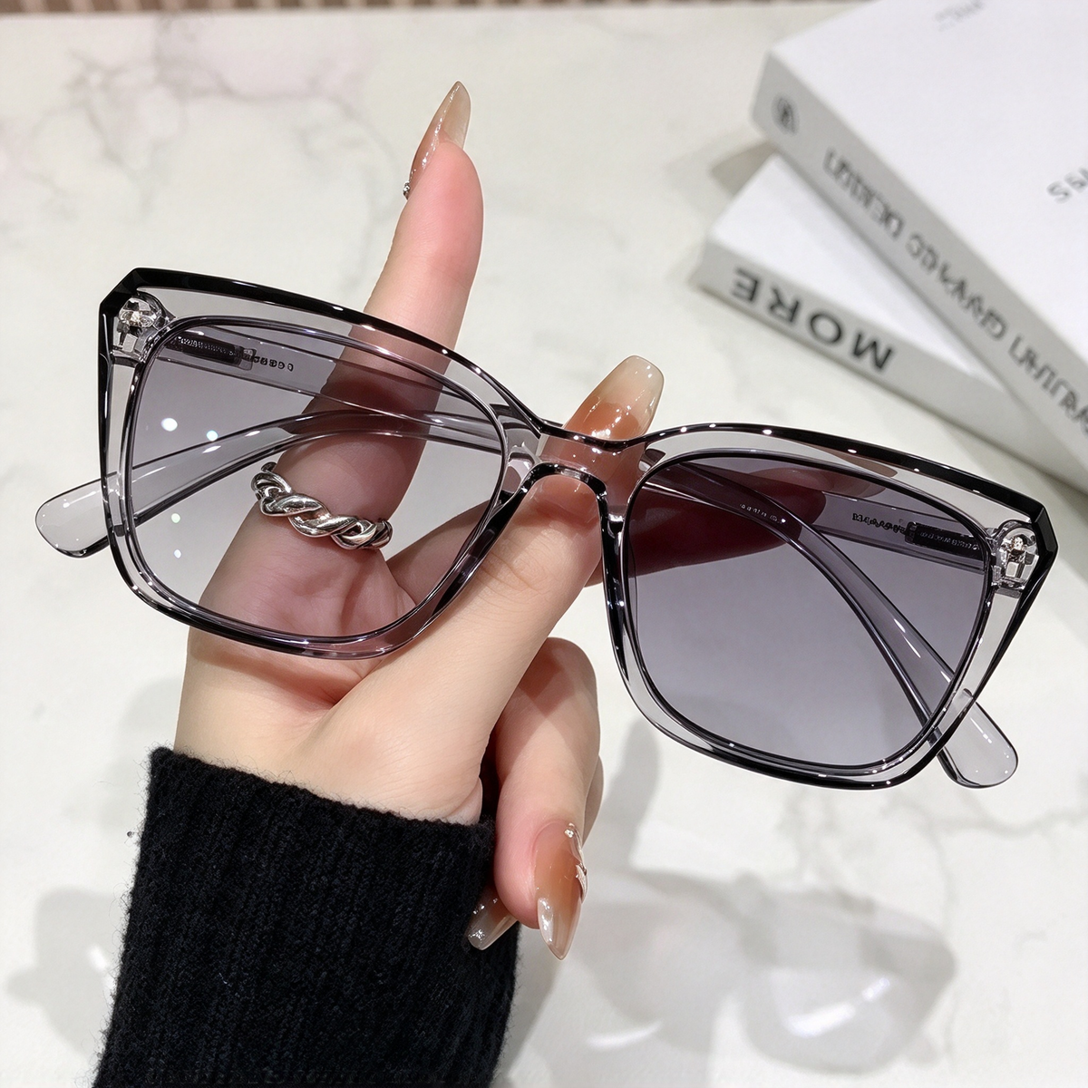 Progressive Photochromic Readers for Women