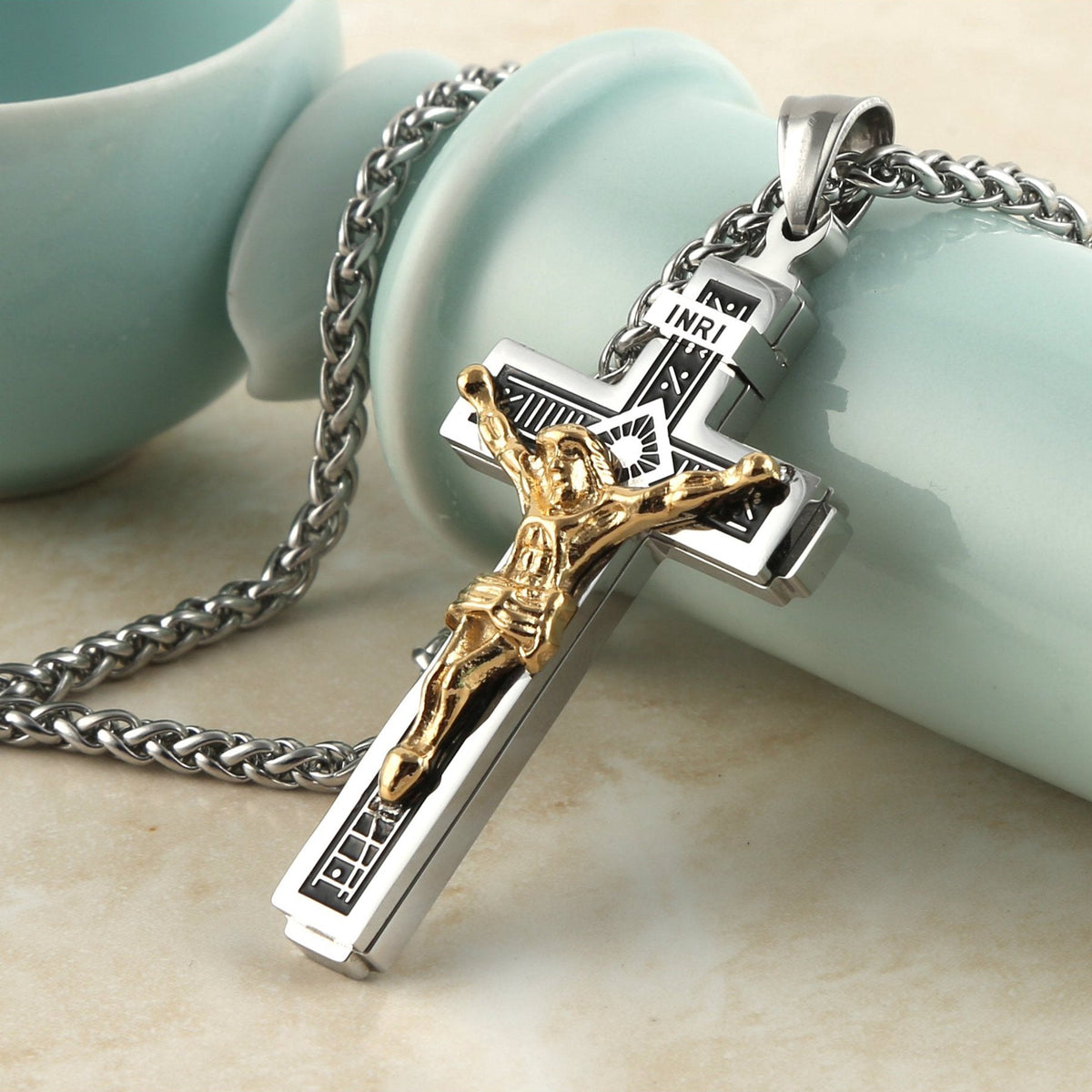 Cross pendant necklace