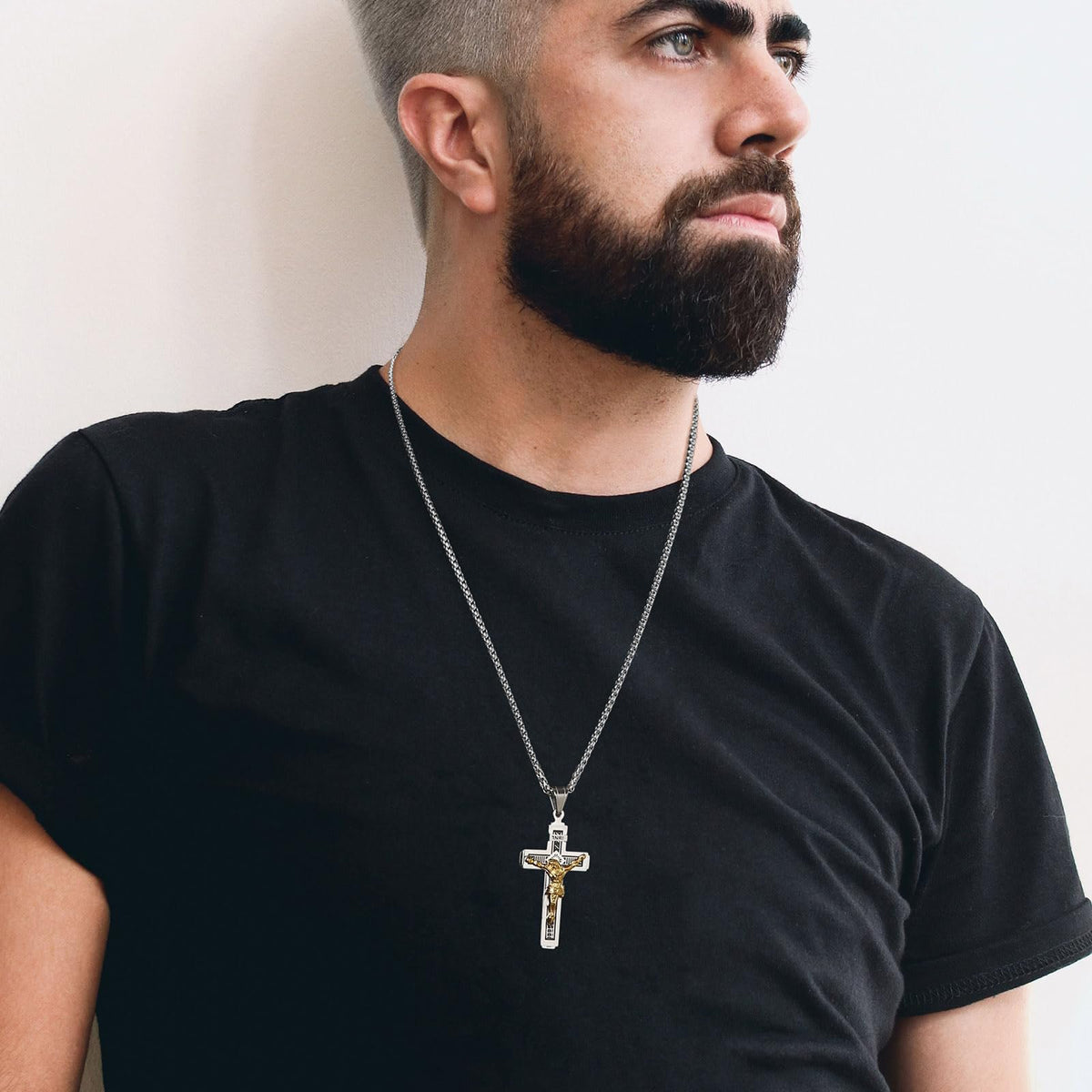 Cross pendant necklace
