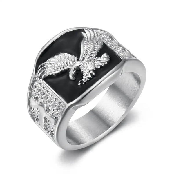 Elegant, vintage-style ring featuring a majestic eagle motif