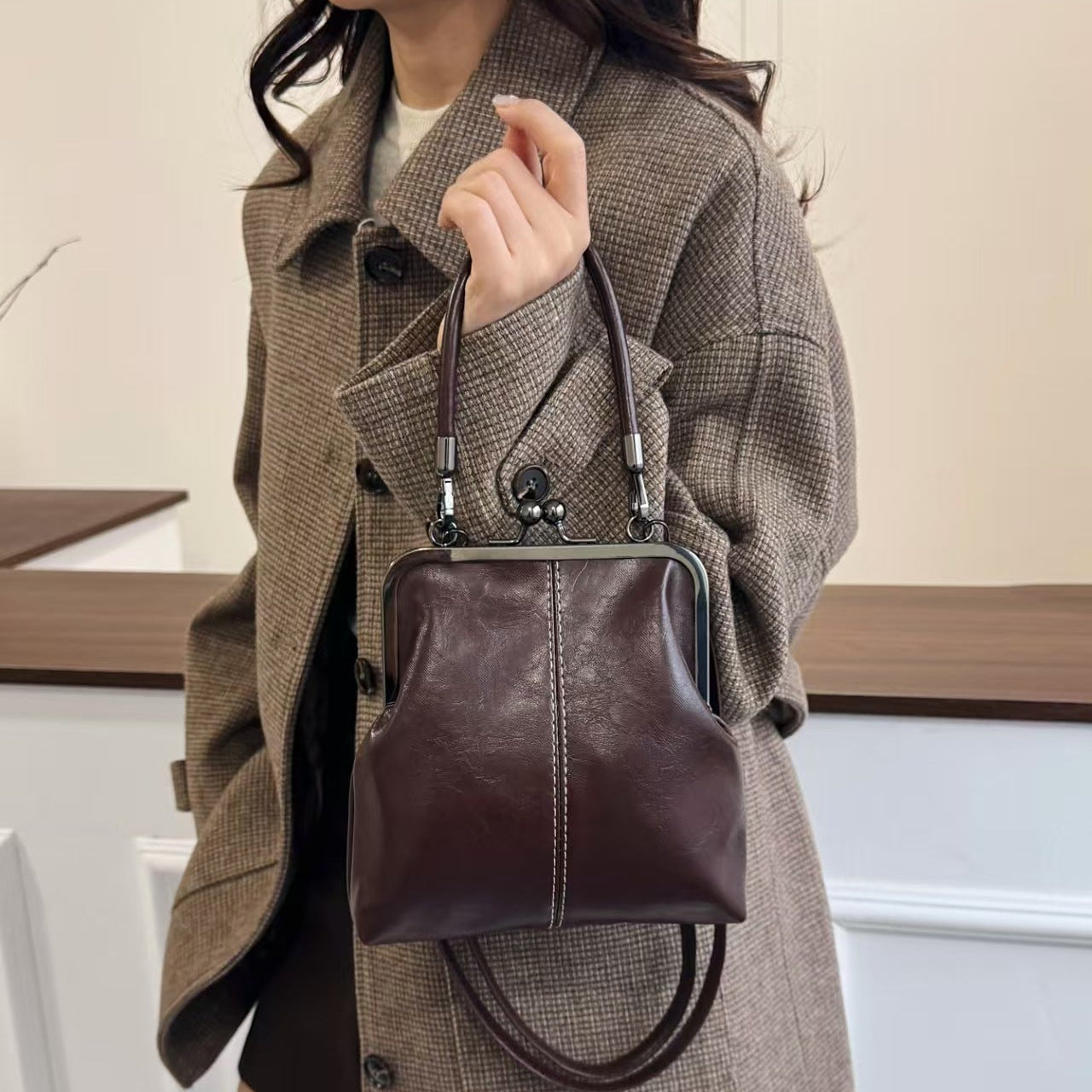 Retro style crossbody bag, fashionable and exquisite clip on bag