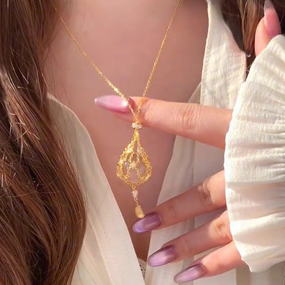Dainty Netted Pearl Pendant Necklace with Rhinestones