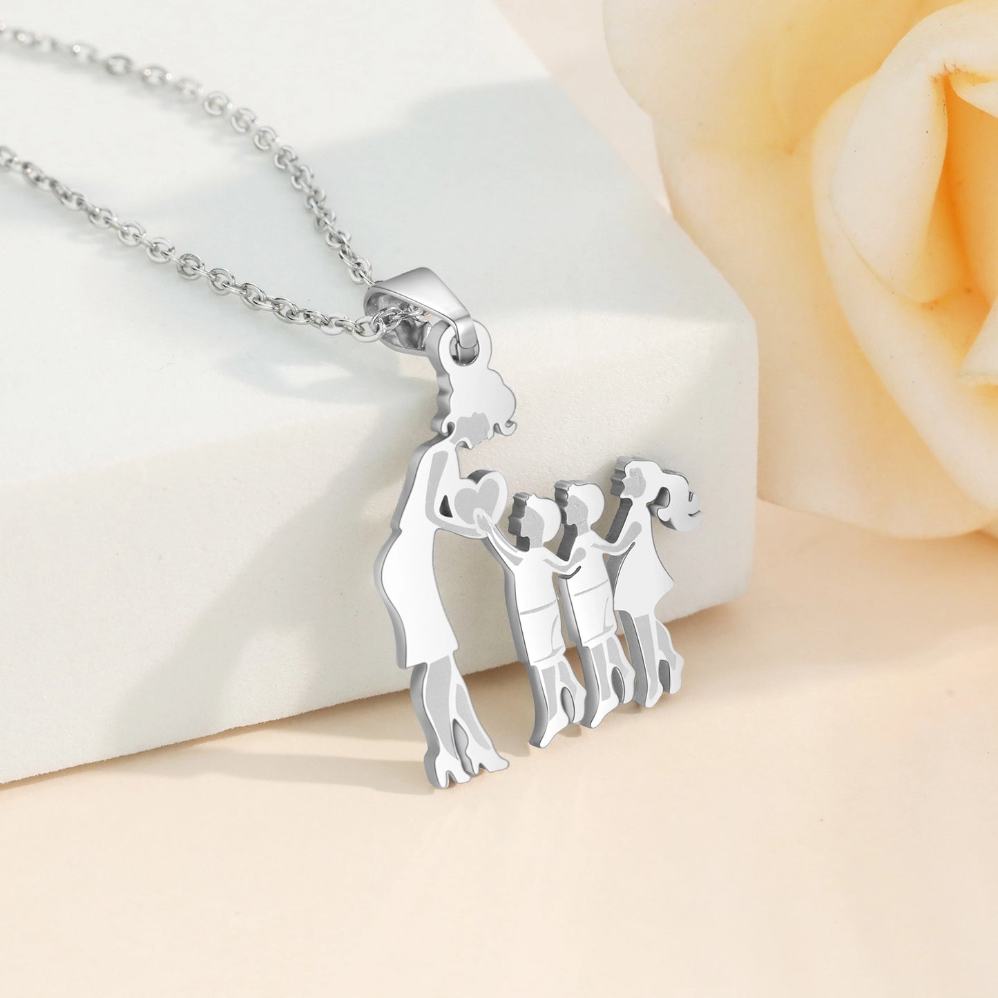 Collar con colgante de madre y tres hijos/hijas amor entre mamá y niños