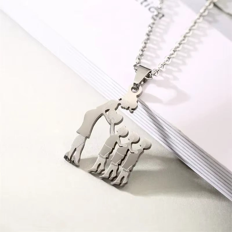 Collar con colgante de madre y tres hijos/hijas amor entre mamá y niños